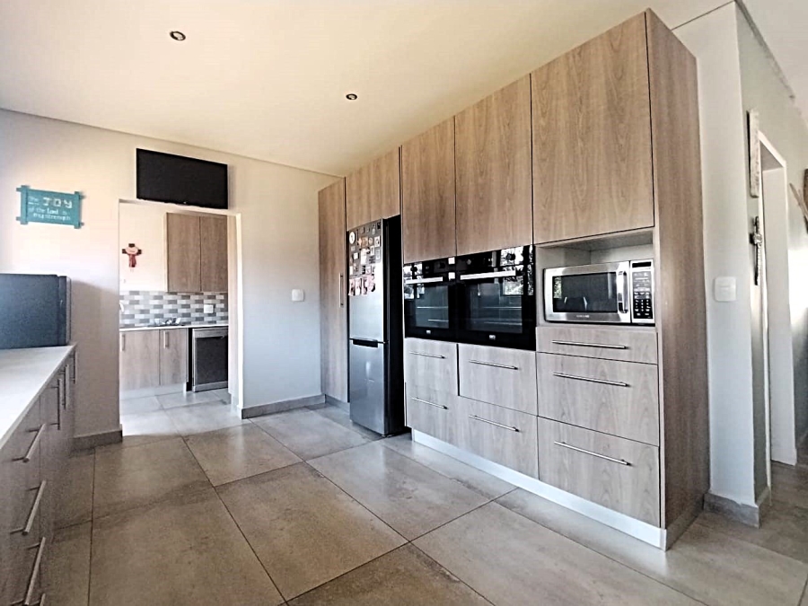 6 Bedroom Property for Sale in Three Rivers Gauteng