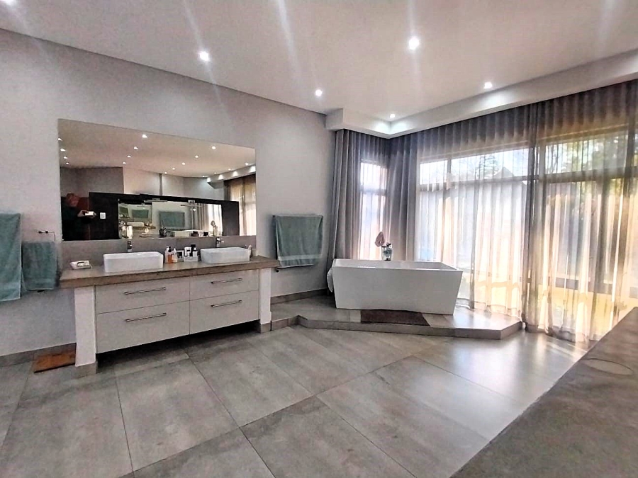 6 Bedroom Property for Sale in Three Rivers Gauteng