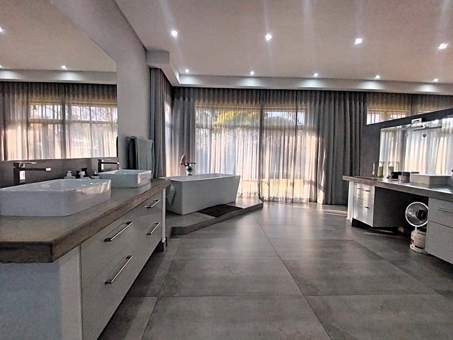 6 Bedroom Property for Sale in Three Rivers Gauteng
