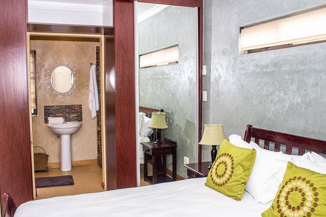 To Let 2 Bedroom Property for Rent in Mondeor Gauteng