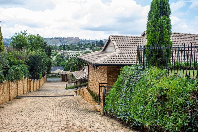 To Let 2 Bedroom Property for Rent in Mondeor Gauteng