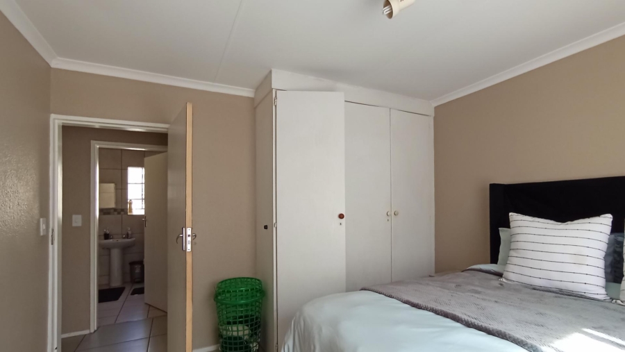 2 Bedroom Property for Sale in Faerie Glen Gauteng