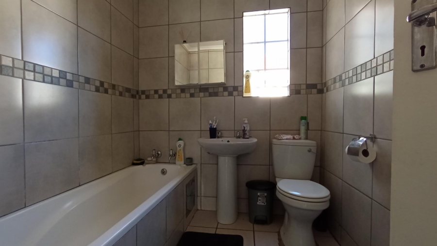 2 Bedroom Property for Sale in Faerie Glen Gauteng