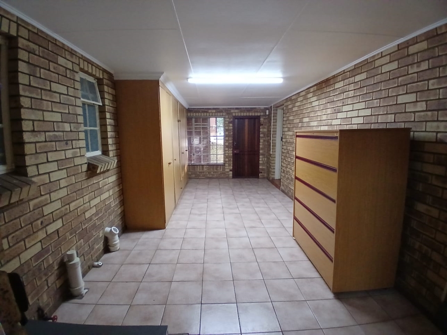 To Let Commercial Property for Rent in Waterkloof Gauteng