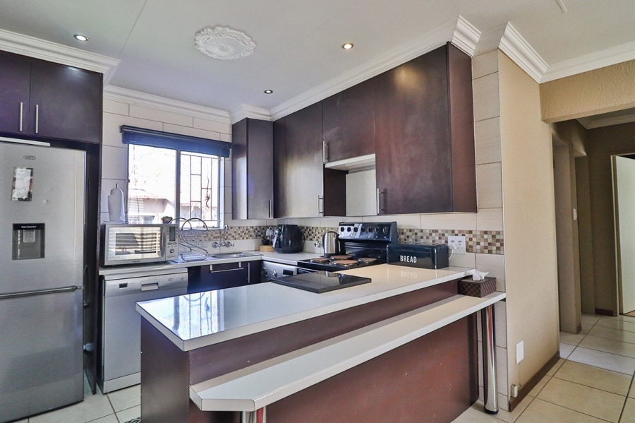 3 Bedroom Property for Sale in Lakefield Gauteng