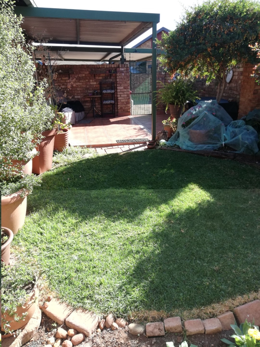 2 Bedroom Property for Sale in Rooihuiskraal North Gauteng
