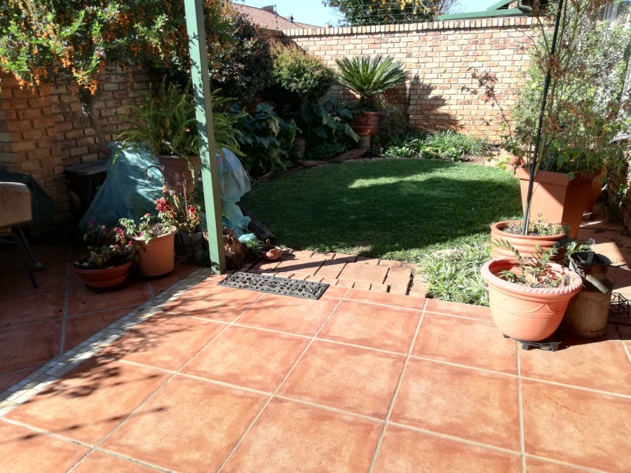 2 Bedroom Property for Sale in Rooihuiskraal North Gauteng