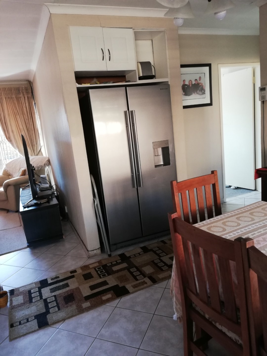 2 Bedroom Property for Sale in Rooihuiskraal North Gauteng