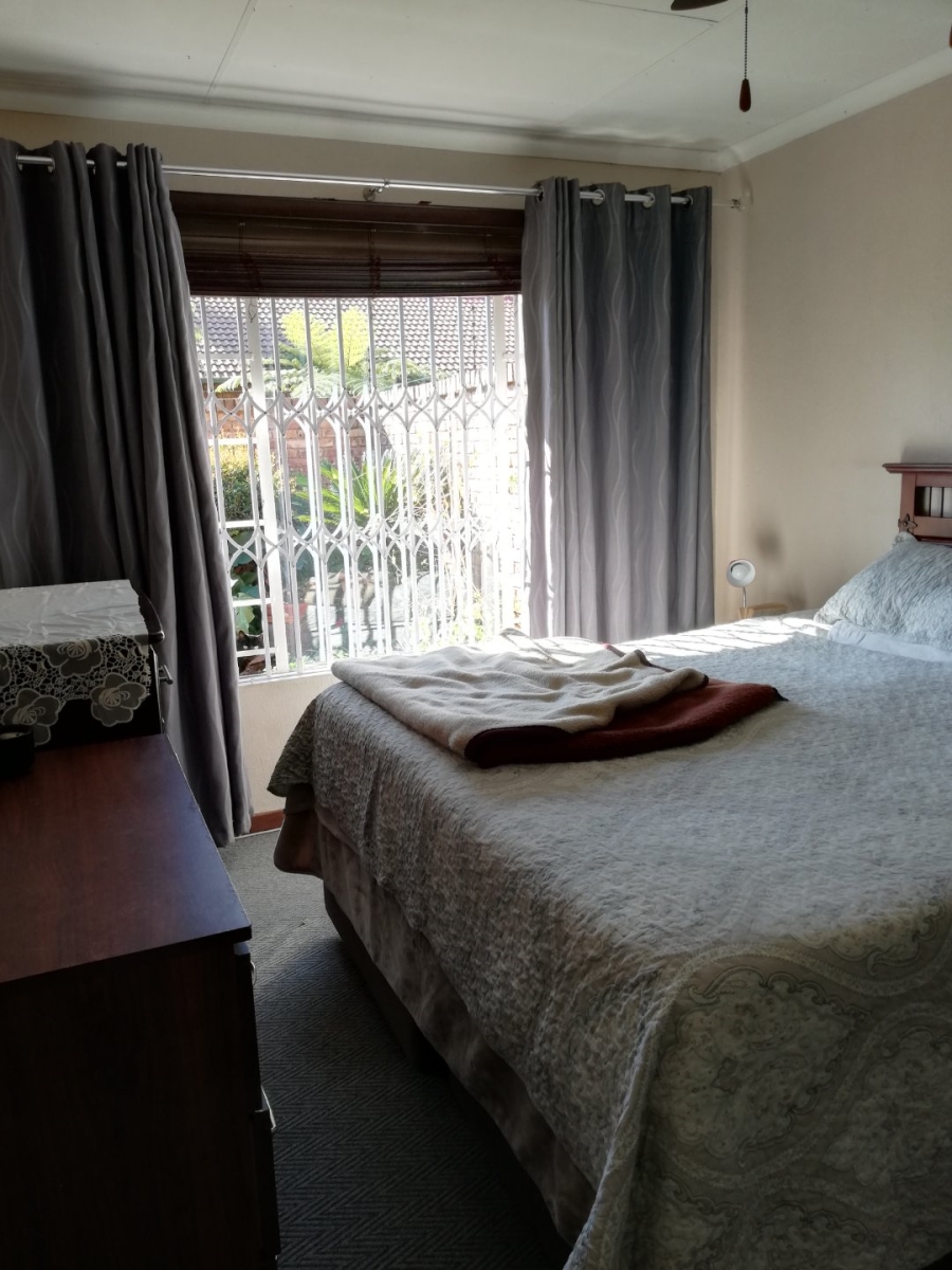 2 Bedroom Property for Sale in Rooihuiskraal North Gauteng