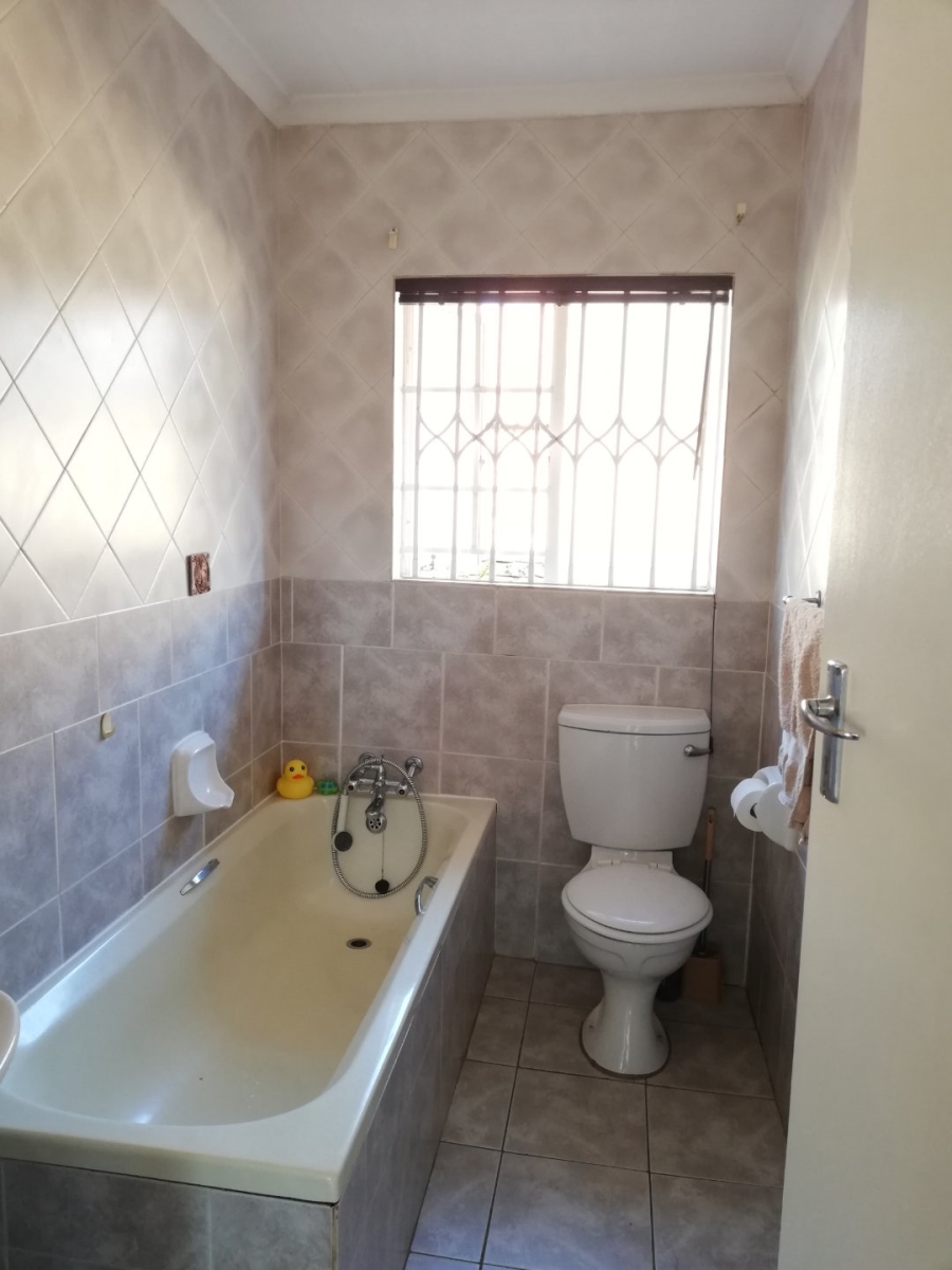 2 Bedroom Property for Sale in Rooihuiskraal North Gauteng