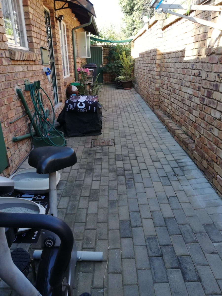 2 Bedroom Property for Sale in Rooihuiskraal North Gauteng