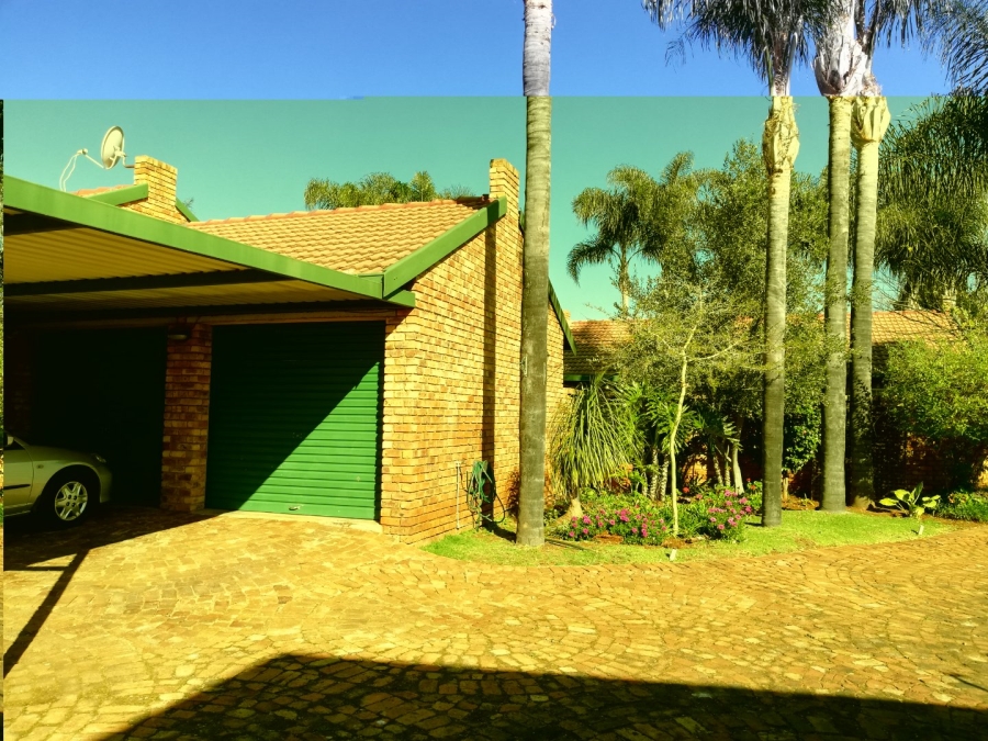 2 Bedroom Property for Sale in Rooihuiskraal North Gauteng