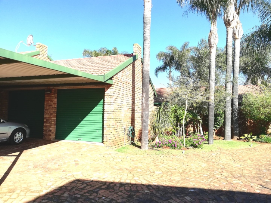 2 Bedroom Property for Sale in Rooihuiskraal North Gauteng