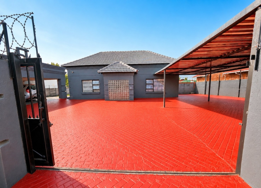 4 Bedroom Property for Sale in Birchleigh North Gauteng