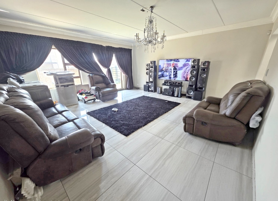 5 Bedroom Property for Sale in Parkrand Gauteng