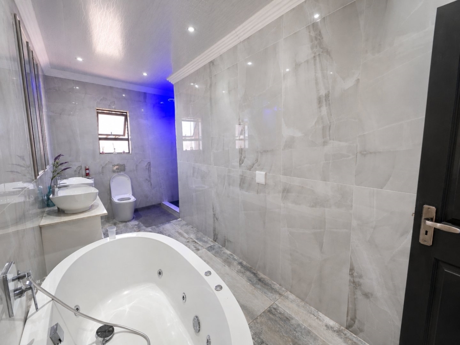 5 Bedroom Property for Sale in Parkrand Gauteng