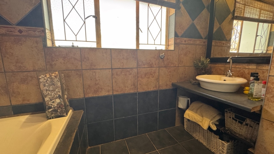 5 Bedroom Property for Sale in Three Rivers Gauteng
