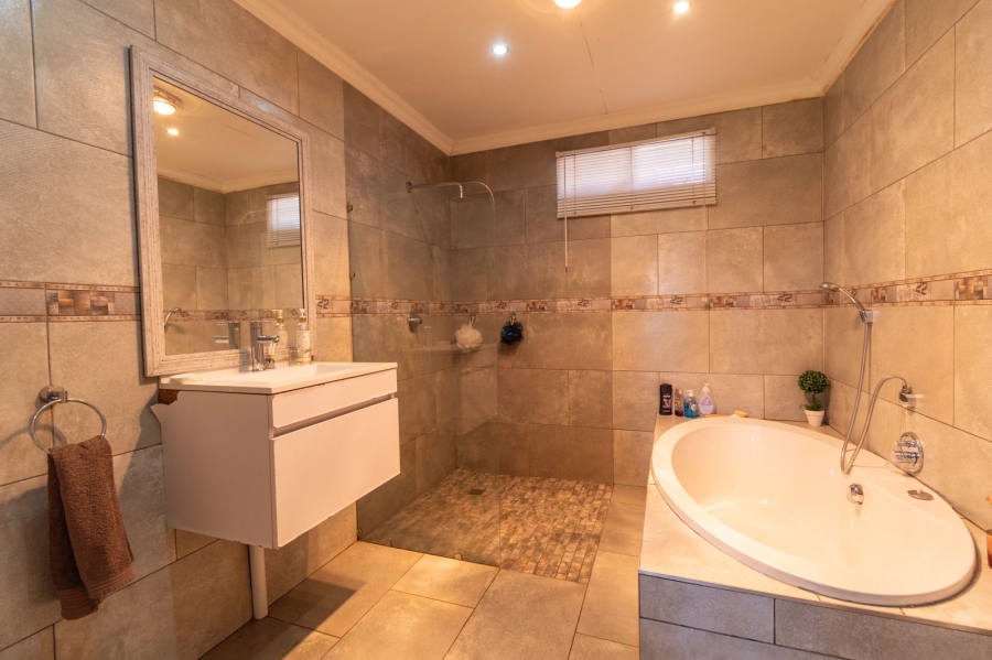 5 Bedroom Property for Sale in Three Rivers Gauteng