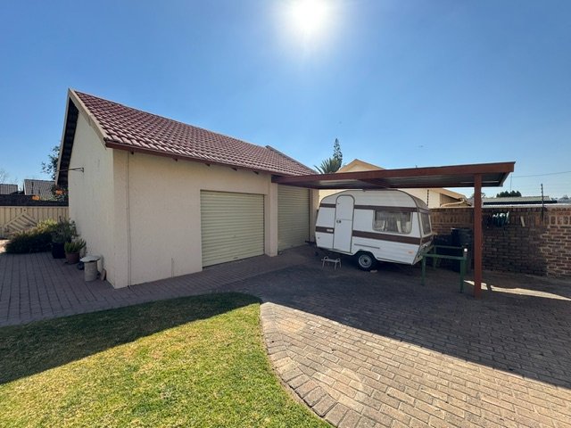 4 Bedroom Property for Sale in Glen Marais Gauteng