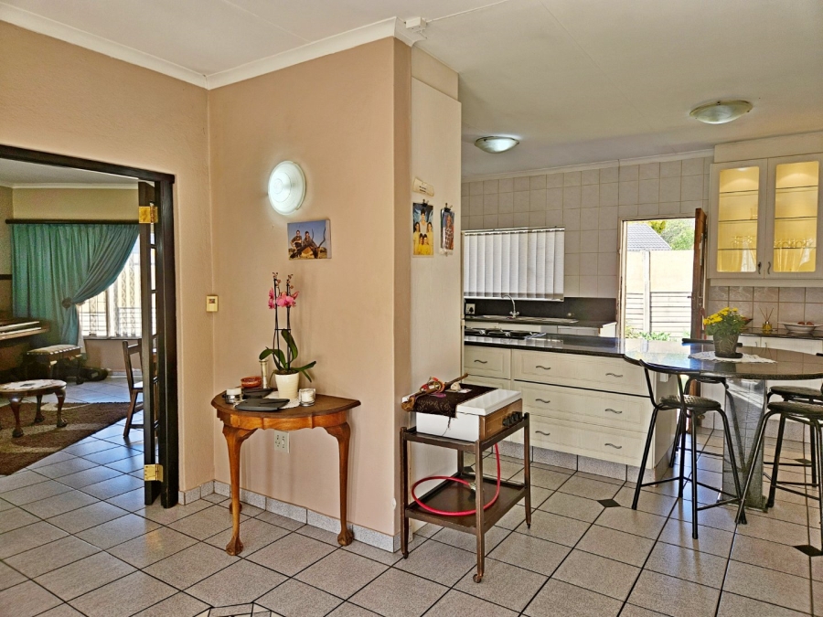 5 Bedroom Property for Sale in Glen Marais Gauteng