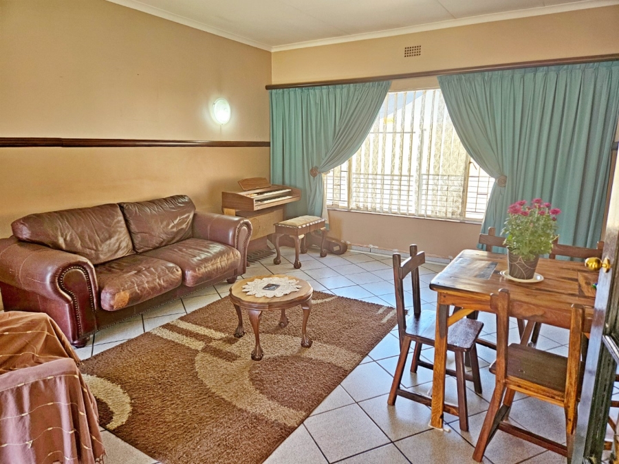5 Bedroom Property for Sale in Glen Marais Gauteng