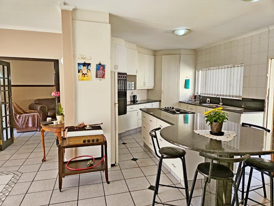 5 Bedroom Property for Sale in Glen Marais Gauteng