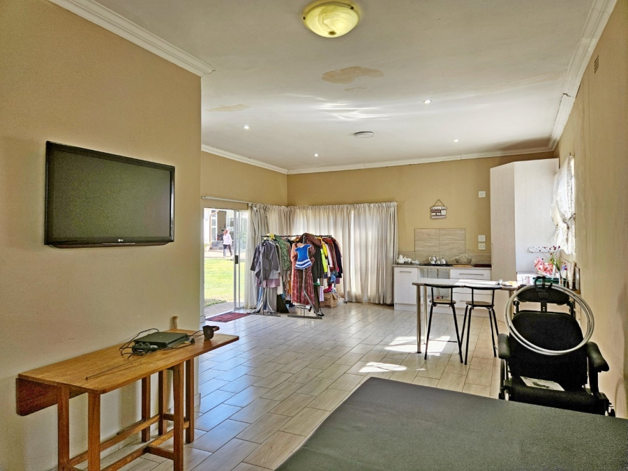 5 Bedroom Property for Sale in Glen Marais Gauteng