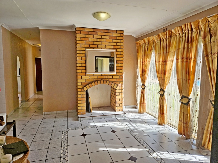 5 Bedroom Property for Sale in Glen Marais Gauteng