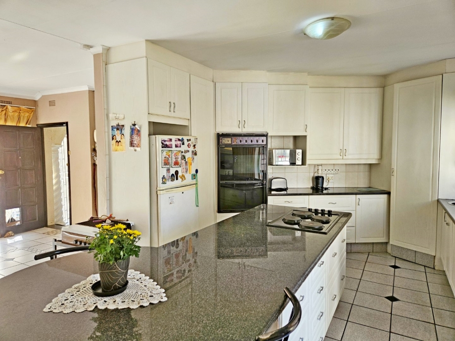 5 Bedroom Property for Sale in Glen Marais Gauteng