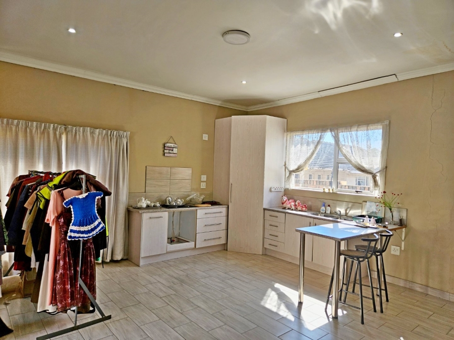 5 Bedroom Property for Sale in Glen Marais Gauteng