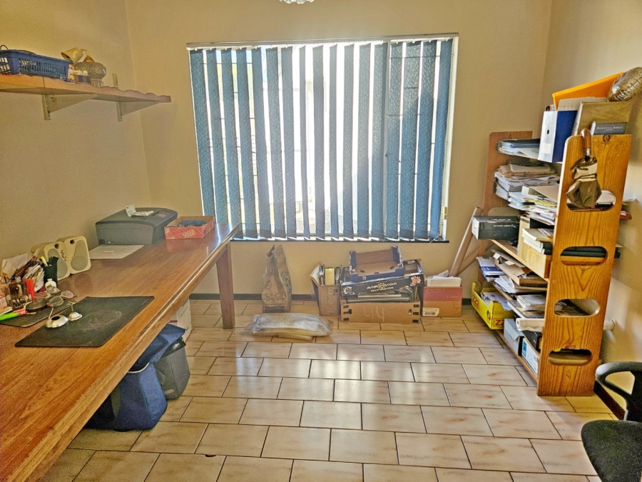5 Bedroom Property for Sale in Glen Marais Gauteng