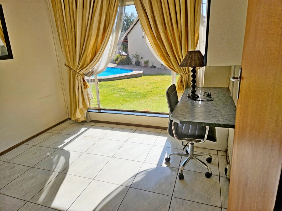 5 Bedroom Property for Sale in Glen Marais Gauteng