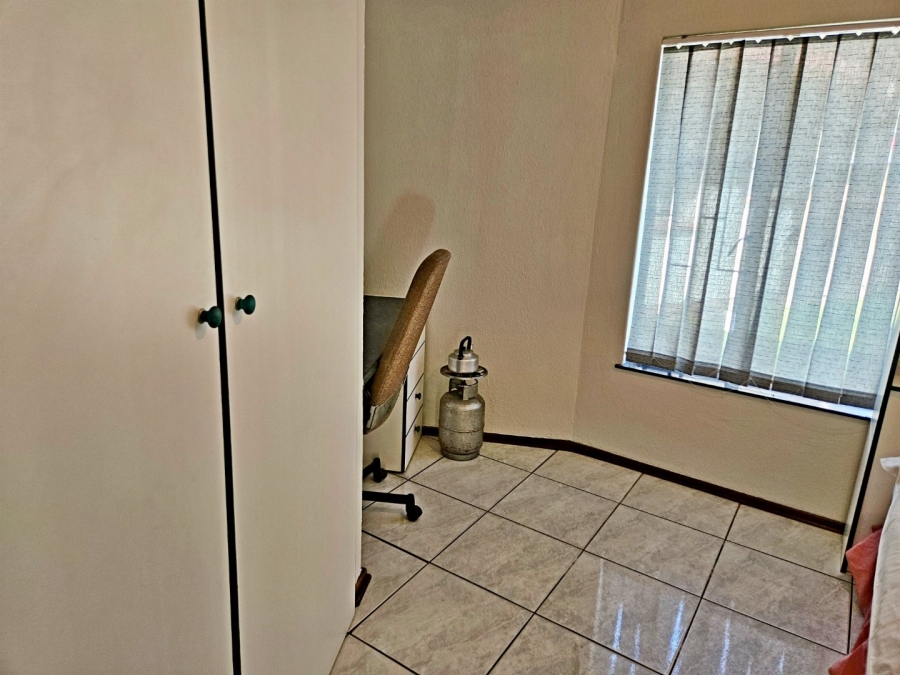 5 Bedroom Property for Sale in Glen Marais Gauteng
