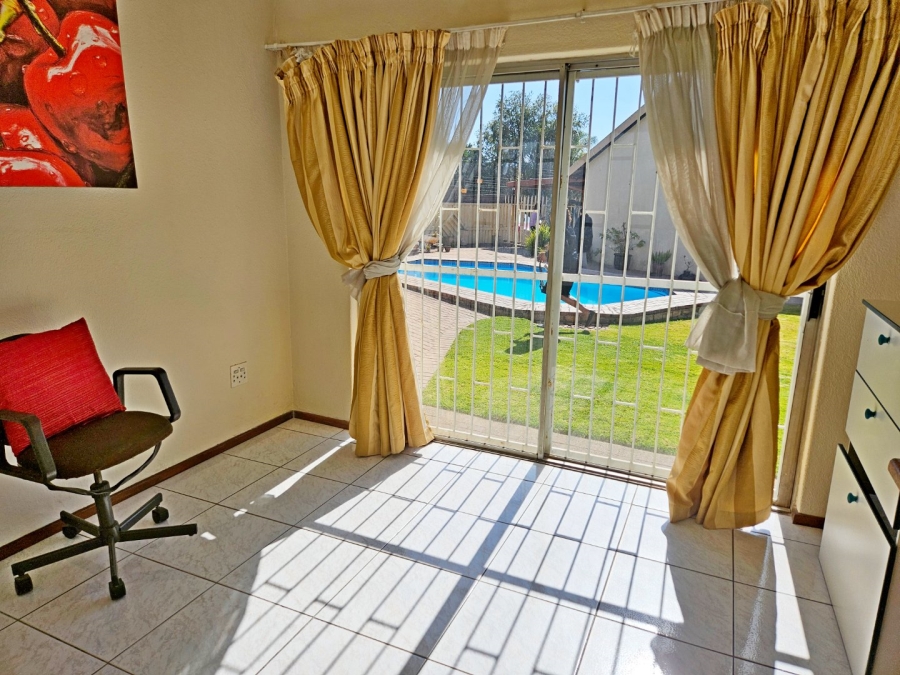 5 Bedroom Property for Sale in Glen Marais Gauteng
