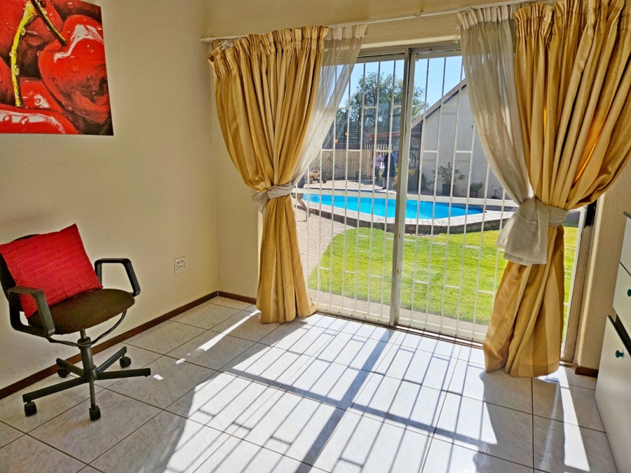 5 Bedroom Property for Sale in Glen Marais Gauteng