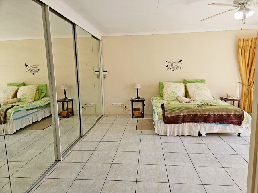 5 Bedroom Property for Sale in Glen Marais Gauteng
