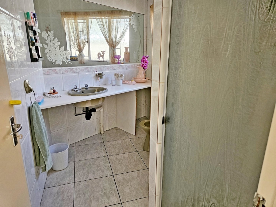 5 Bedroom Property for Sale in Glen Marais Gauteng