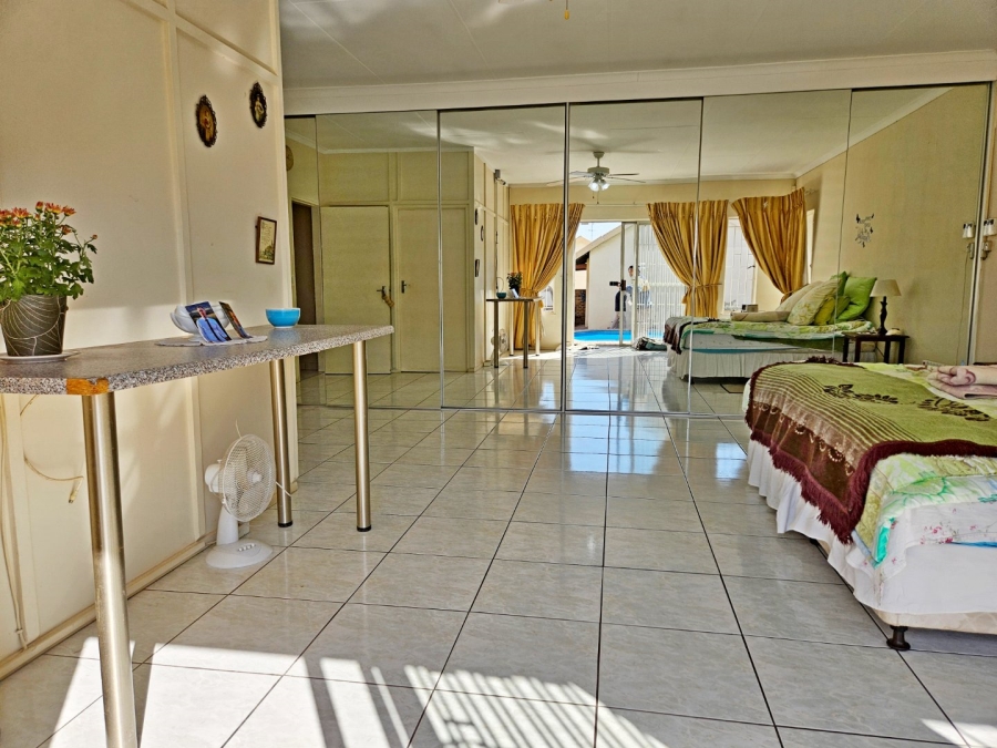 5 Bedroom Property for Sale in Glen Marais Gauteng