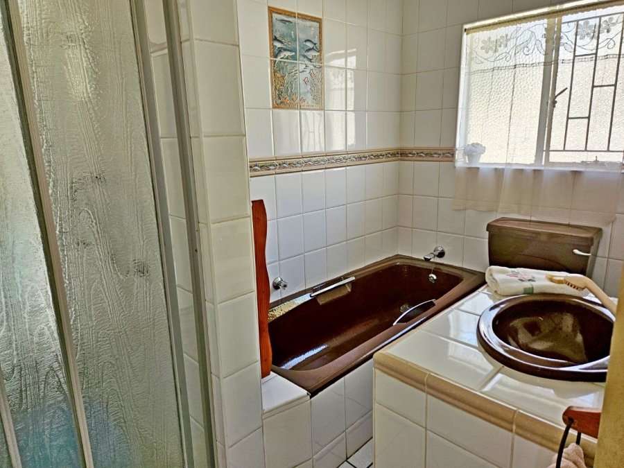 5 Bedroom Property for Sale in Glen Marais Gauteng