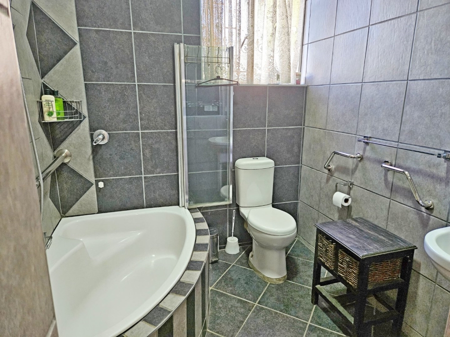 5 Bedroom Property for Sale in Glen Marais Gauteng