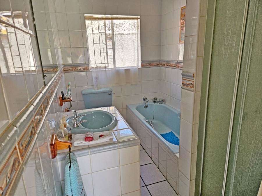 5 Bedroom Property for Sale in Glen Marais Gauteng