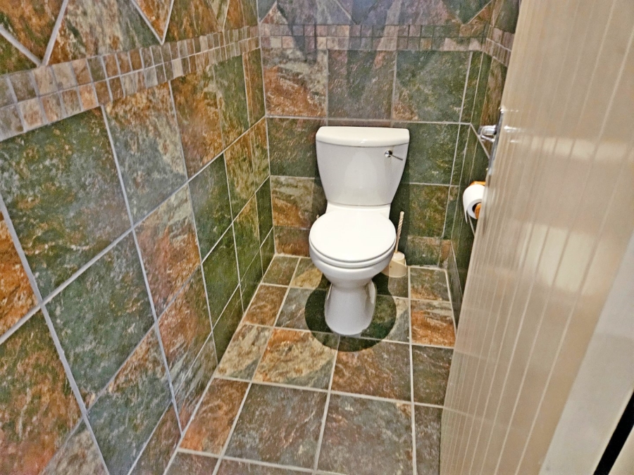 5 Bedroom Property for Sale in Glen Marais Gauteng