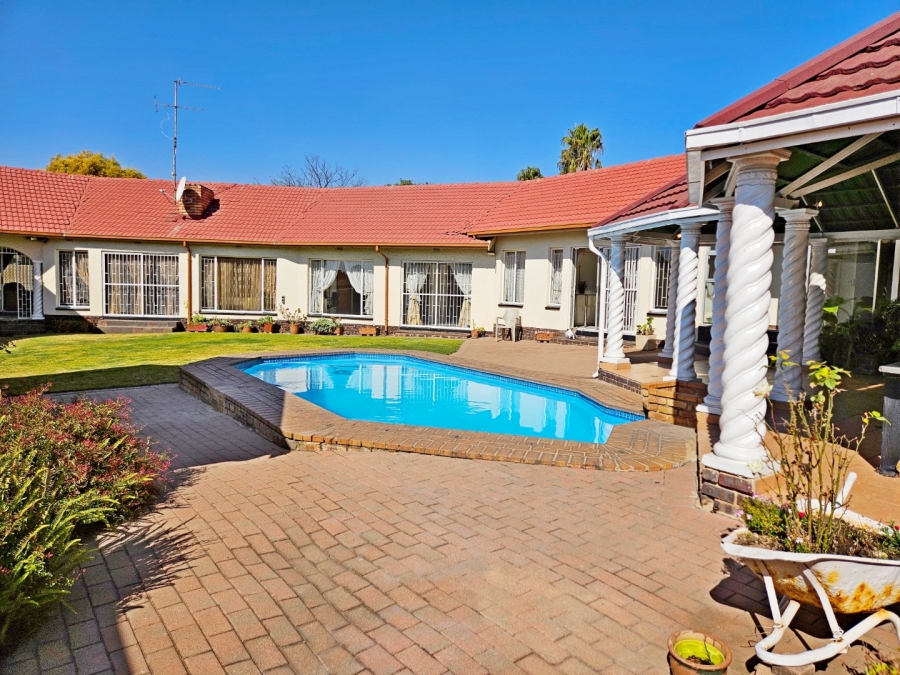 5 Bedroom Property for Sale in Glen Marais Gauteng