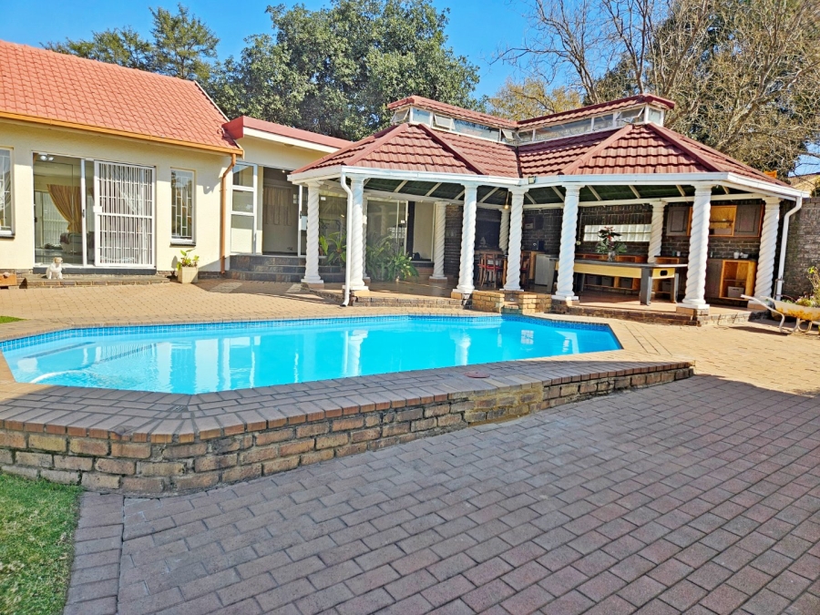 5 Bedroom Property for Sale in Glen Marais Gauteng