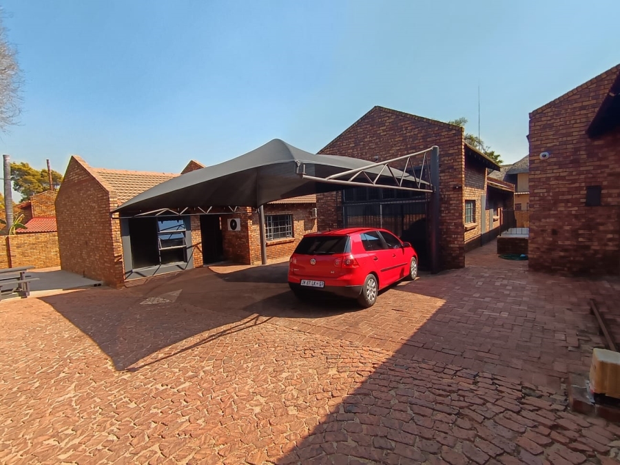 To Let Commercial Property for Rent in Faerie Glen Gauteng