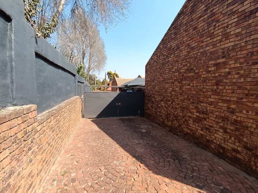 To Let Commercial Property for Rent in Faerie Glen Gauteng