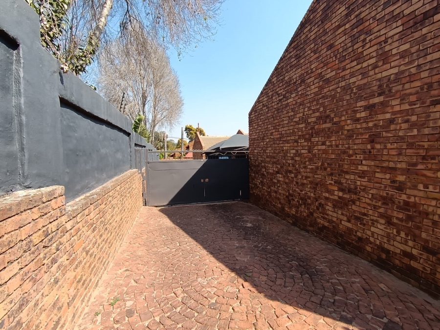 To Let Commercial Property for Rent in Faerie Glen Gauteng