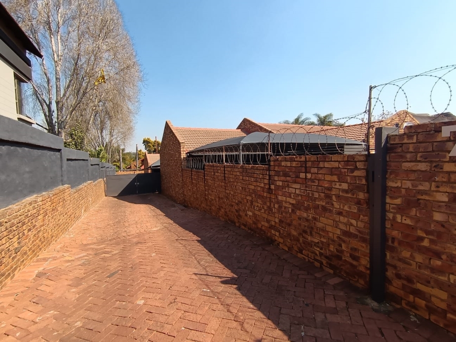To Let Commercial Property for Rent in Faerie Glen Gauteng