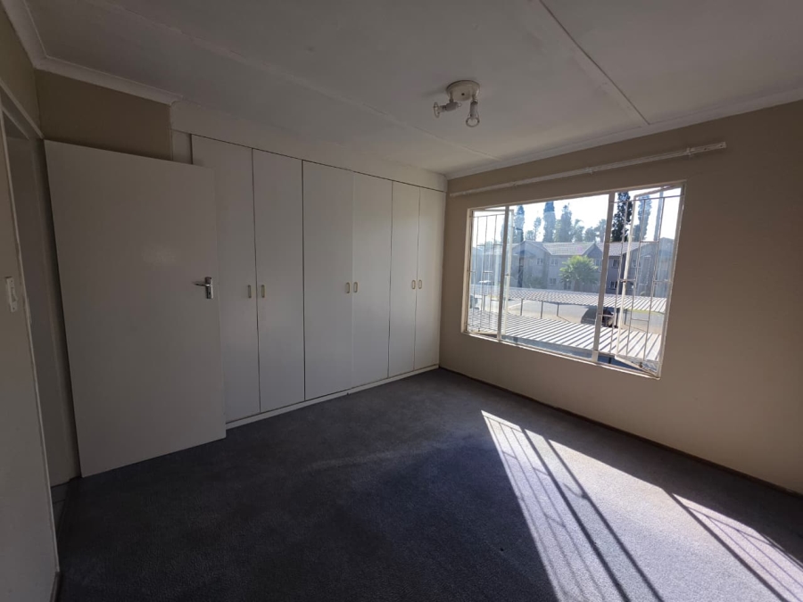 2 Bedroom Property for Sale in Lakefield Gauteng