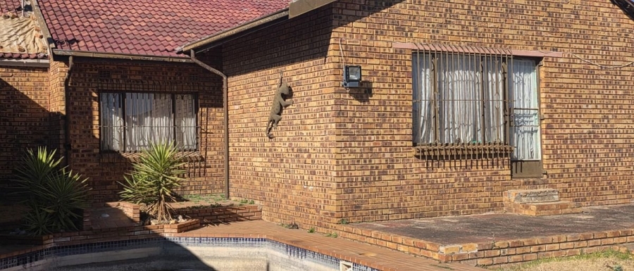 4 Bedroom Property for Sale in Crystal Park Gauteng